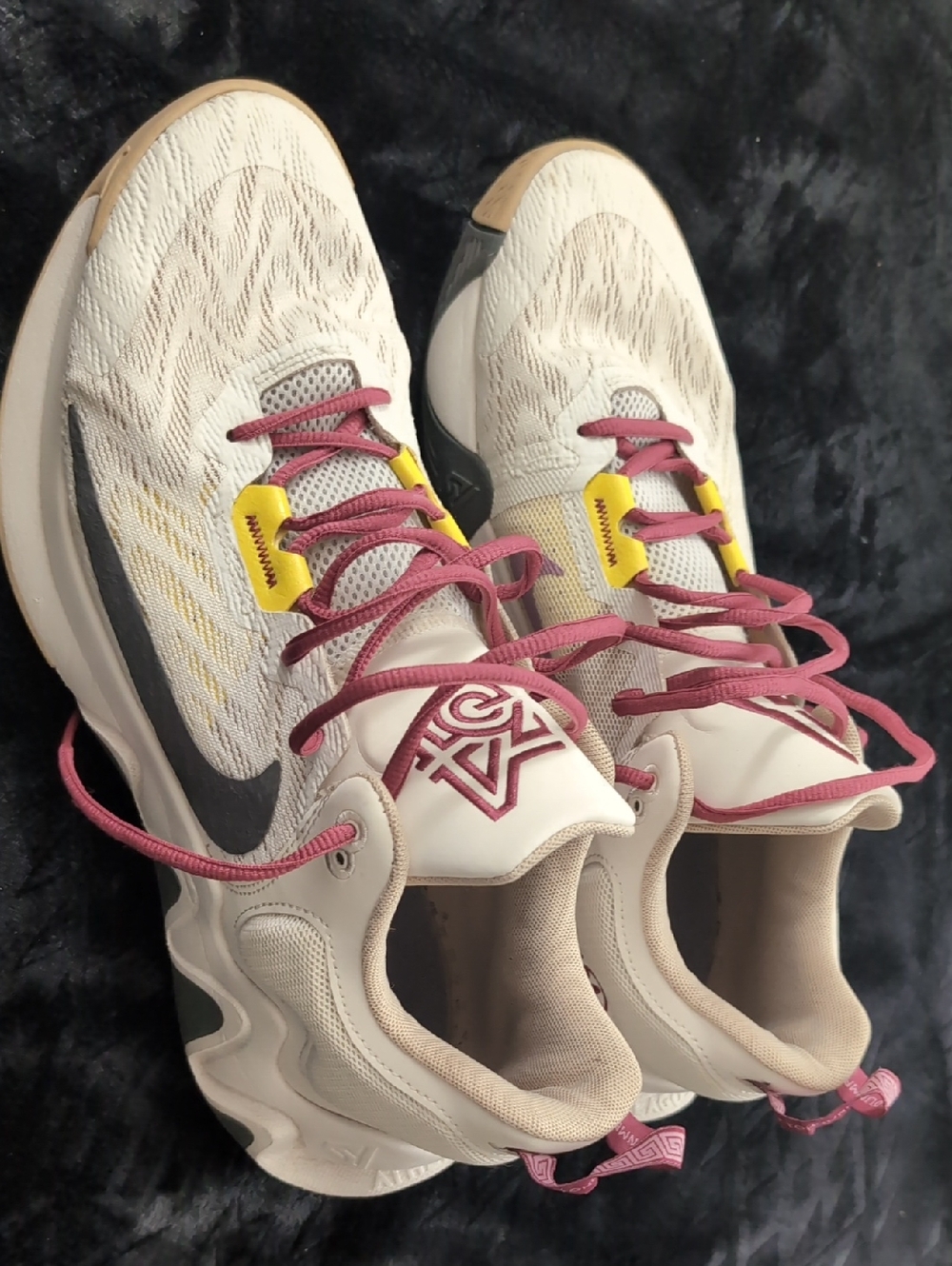 Nike mens Gianniis Cream Running Shoes with Pink and Yellow Accents